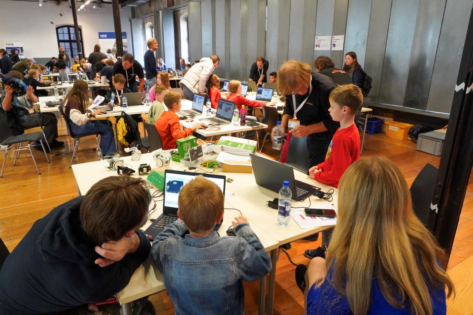 Kinder und Jugendliche von 7 bis 17 Jahren programmieren gemeinsam bei der 5 Jahresfeier von CoderDojo Steyr im Museum Arbeitswelt Steyr.