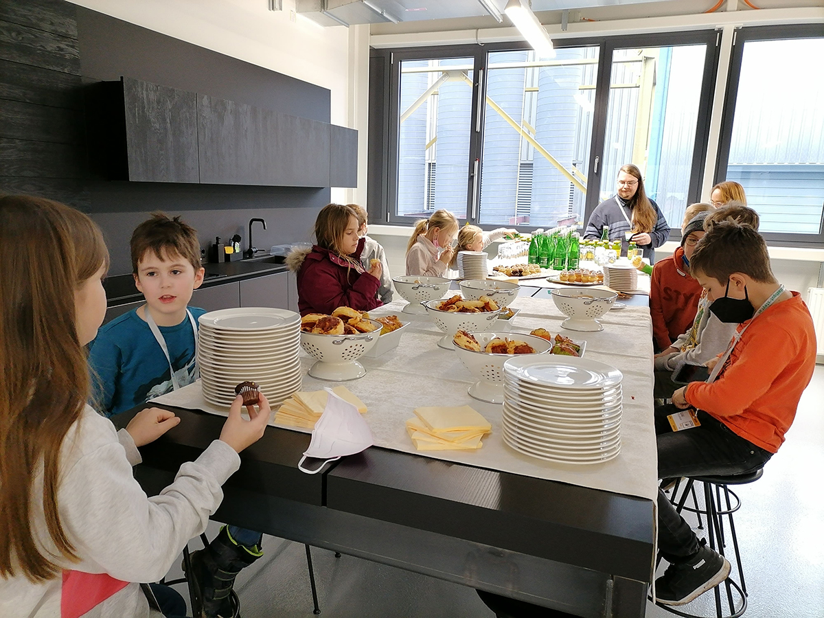 Kinder beim Buffet bei BMW