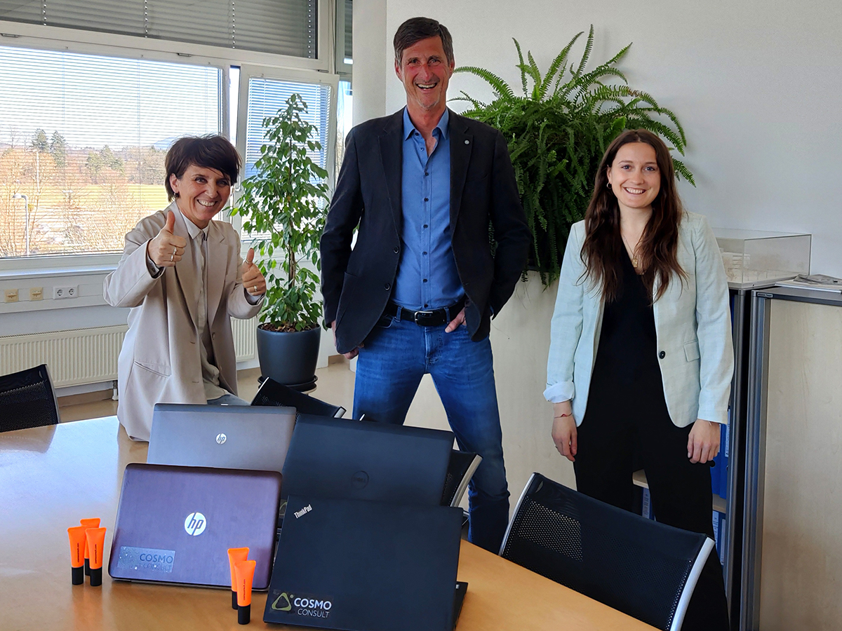 Dietmar Winterleitner (COSMO CONSULT) übergibt Daniela Zeiner Laptops für CoderDojo Steyr.