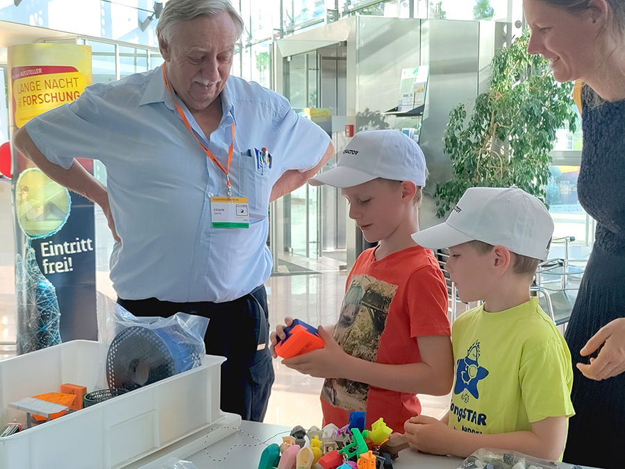 Kinder interessieren sich für den 3D-Druck im TIC Steyr.