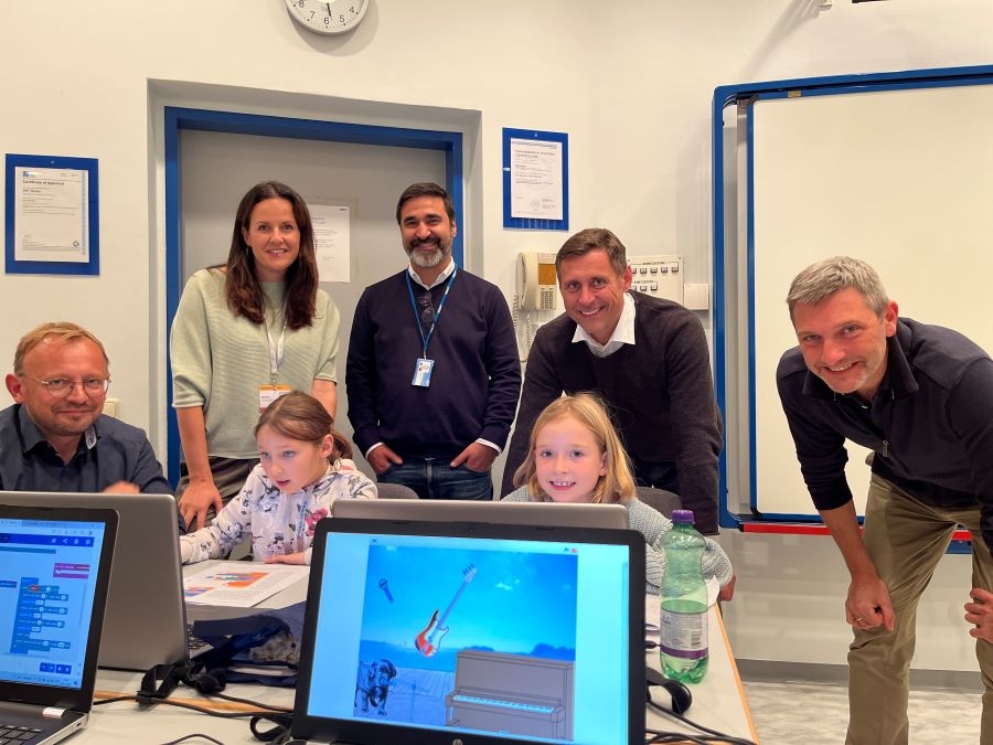 V.l.n.r. vorne: Walter Schwaiger (Mentor), Amely, Mila; hinten: Maria Pernegger (CoderDojo Steyr Initiatorin), Pegman Serri (SKF Österreich AG), Reinhard Blasl (SKF Österreich AG), Simon Blasl (SKF Österreich AG)