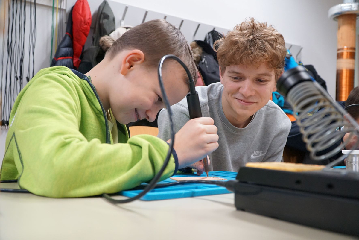 Florian, HTL-Schüler der 5. Klasse, Abteilung Elektronik der HTL Steyr steht den CoderDojo Steyr Kindern mit Freude zur Seite.