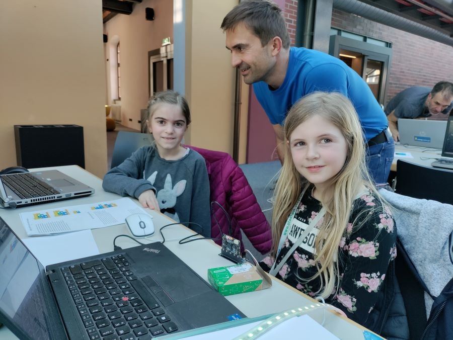 Mädchen programmieren mit Scratch und Microbits