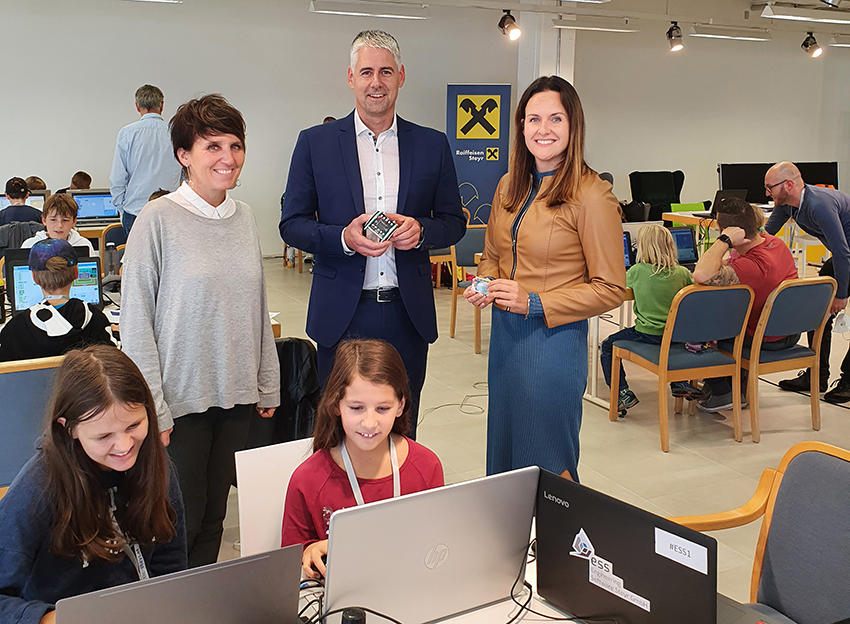 Andreas Schmidbauer (Mitte), Vorsitzender der Geschäftsleitung der Raiffeisenbank Steyr bei der Übergabe der Laptops an Daniela Zeiner, Geschäftsführerin TIC Steyr (r.) und Maria Pernegger, Initiatorin des Programmierclubs CoderDojo Steyr (l.)