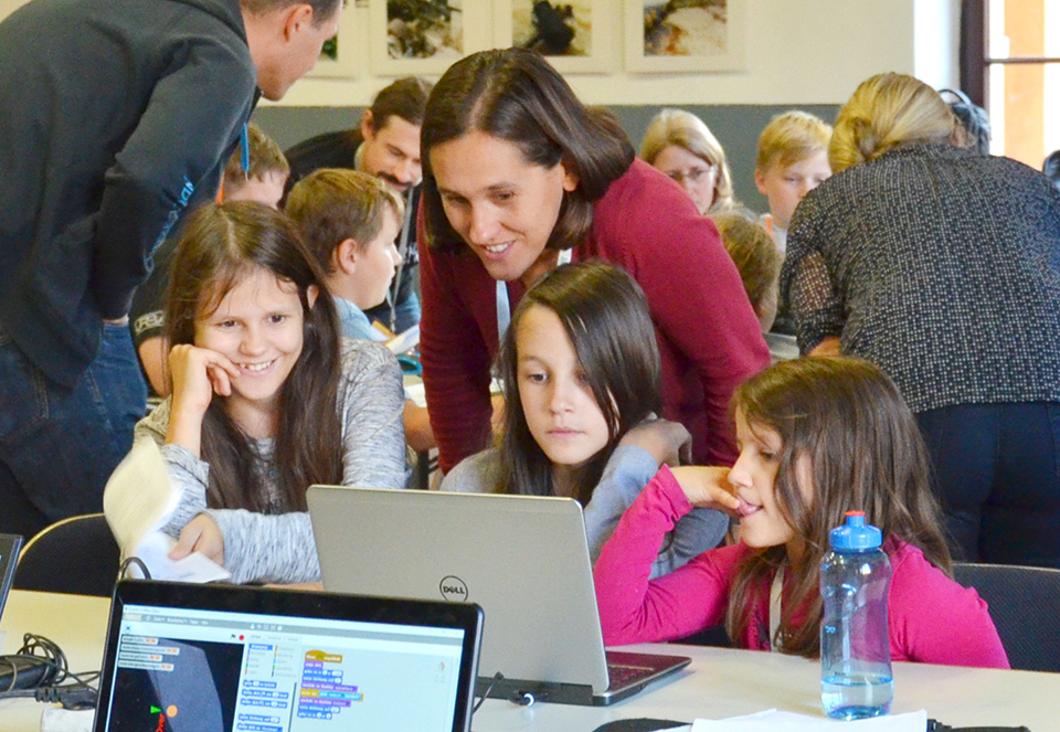 Mentorin Sonja Straßer mit ihre drei Töchtern beim CoderDojo Steyr