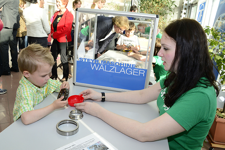 Kinder erforschen Wälzlager im TIC Steyr bei der Langen Nacht der Forschung 2016.