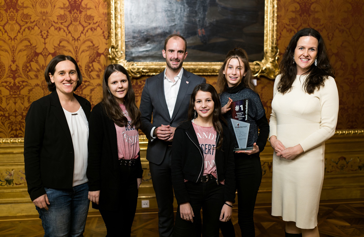 v.l.n.r: Mentorin Sonja Straßer, Claudia Straßer, Digitalisierungsstaatssekretär Florian Tursky, Verena Straßer, Marlene Reitner, CoderDojo Steyr Initiatorin Maria Pernegger