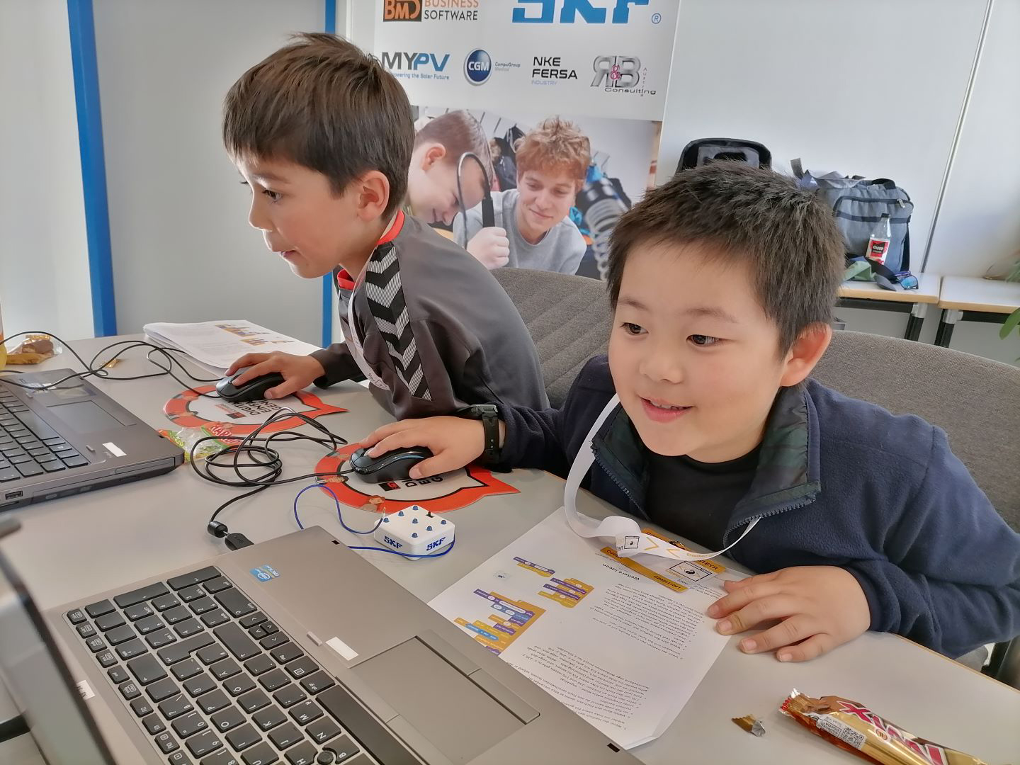 Kinder haben Freude beim Scratch Programmieren mit CoderDojo Steyr