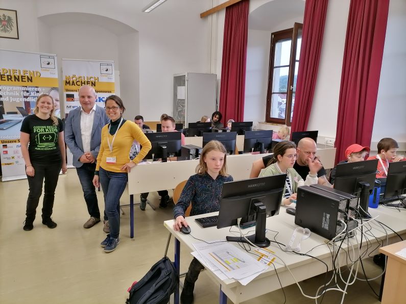 Kinder arbeiten am Computer