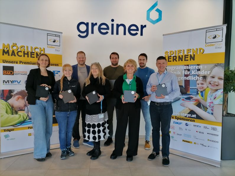 Greiner übergibt den Schulleitungen von 5 Schulen 50 Minicomputer - CoderDojo hat vermittelt