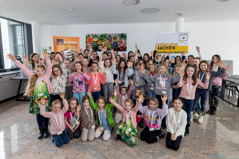 50 Mädchen nehmen beim CoderDojo Steyr Girls Special teil und posieren für ein Gruppenfoto