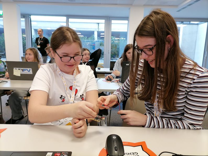 Mädchen beim digitalen Schere-Stein-Papier spielen mit Micro:bits