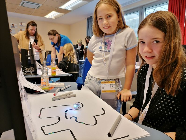 Mädchen, die mit Ozobots programmieren