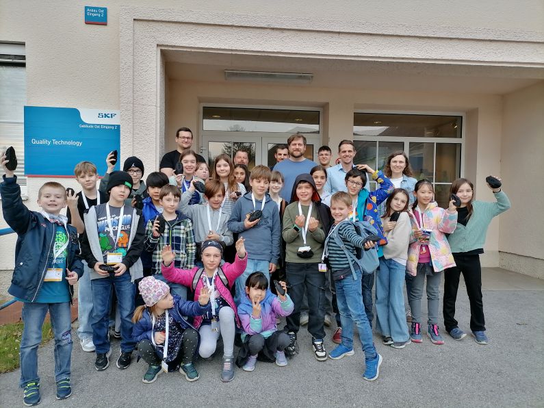 Eine Gruppe Kinder posiert für das Foto