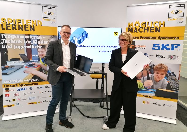2 Personen präsentieren Laptops