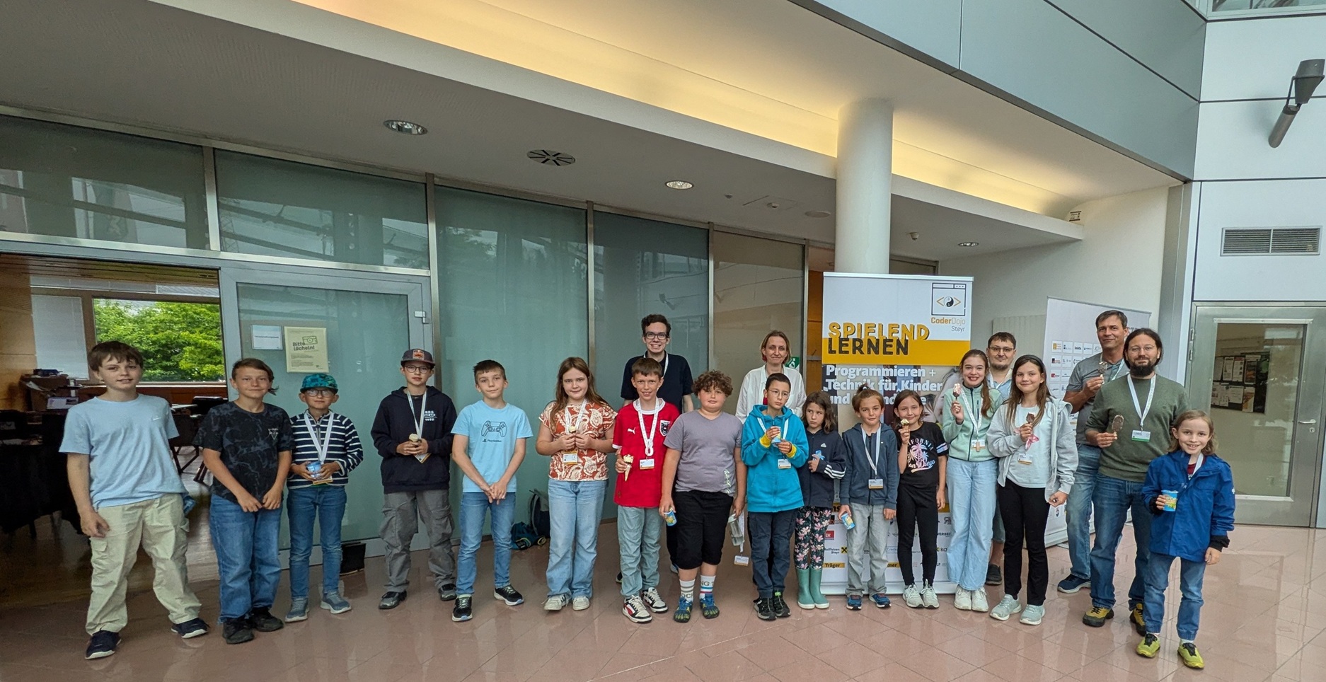 20 Kinder beim Eis genießen nach dem Programmieren. Foto: TIC Steyr I CoderDojo Steyr
