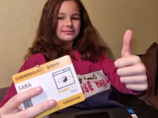 Mädchen mit Coderdojo Ausweis