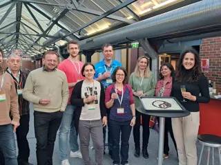Die CoderDojo Steyr Mentor:innen feiern den 40. Geburtstag von Initiatorin Maria Pernegger.