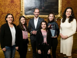 v.l.n.r: Mentorin Sonja Straßer, Claudia Straßer, Digitalisierungsstaatssekretär Florian Tursky, Verena Straßer, Marlene Reitner, CoderDojo Steyr Initiatorin Maria Pernegger