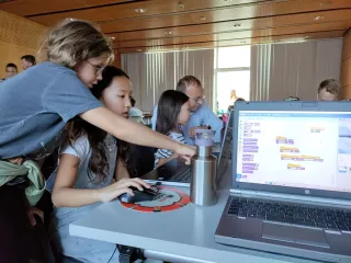 Kinder unterstützen sich gegenseitig bei CoderDojo Steyr