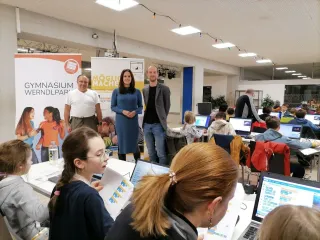 Kinder programmieren bei CoderDojo Steyr im Gymnasium Werndlpark