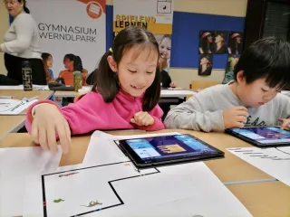 Kinder programmieren erstmals mit Ozobots bei CoderDojo Steyr im Gymnasium Werndlpark
