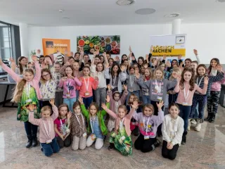 50 Mädchen nehmen beim CoderDojo Steyr Girls Special teil und posieren für ein Gruppenfoto